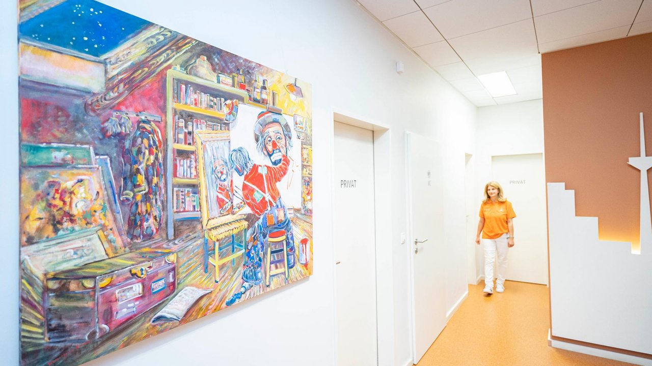 Praxis-Räume mit Clown-Bild und Ärztin MVZ Strahlentherapie MTK